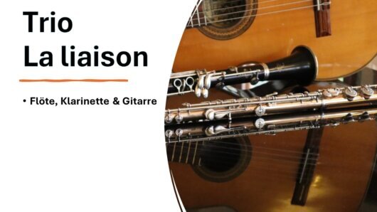 Die Instrumente des Trios "La liaison" Gitarre, Klarinette und Querflöte spiegeln sich im Deckel eines Flügels